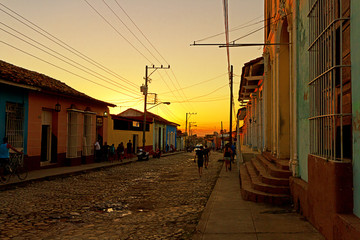 Straße in Trinidad bei Sonnenuntergang