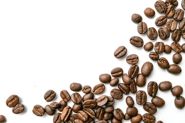 Naklejka premium Roasted coffee beans isolated on white background. Close-up.