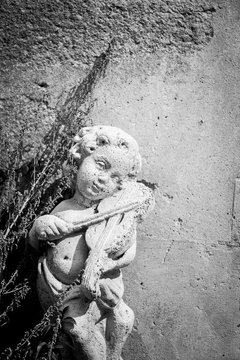 Statuette d'angelot violoniste, ornement de jardin