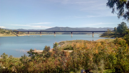 Puente sobre lago y cielo