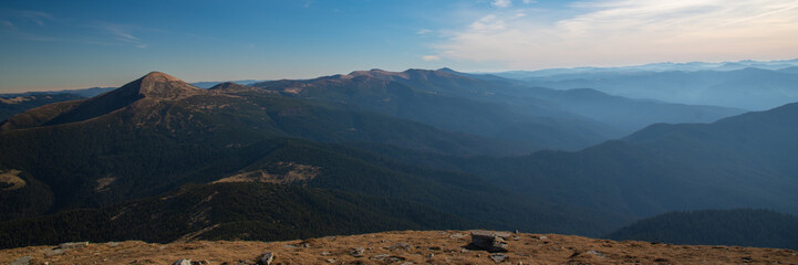 Naklejka premium Panoramic view of idyllic mountain scenery in sunny day