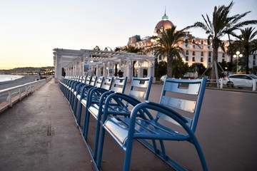 chaises bleues à Nice