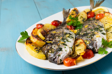 Portata di orate al forno con patate e pomodorini 