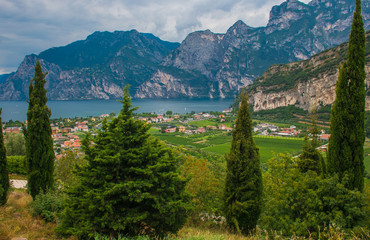 Fototapeta na wymiar Paesaggio idilliaco del lago di Garda in estate