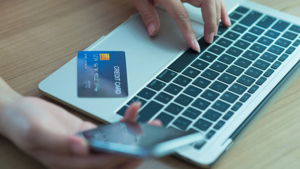 Asians buy products online. Pay by using a credit card. - Image
