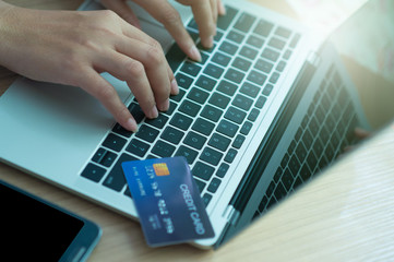 Asians buy products online. Pay by using a credit card. - Image