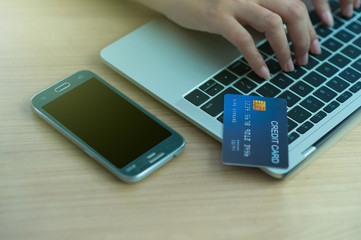 Asians buy products online. Pay by using a credit card. - Image