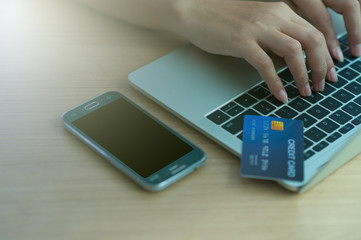 Asians buy products online. Pay by using a credit card. - Image