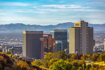 Obraz premium Salt Lake City downtown against mountain and sky