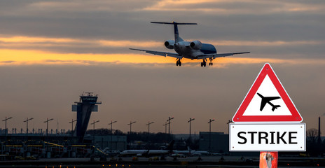 Panorama Warnschild "Strike" im Flugverkehr