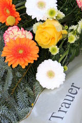 Trauer, Friedhof, Grab, Tod, ein Friedhofsgesteck mit Schriftband und deutschem Schriftzug 