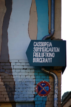 Schild Nachtclub Cassiopeia / Das Schild des Nachtclubs Cassiopeia im Berliner Szeneviertel Friedrichshain. .
