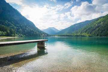 Steg am See in den Bergen an einem Tag im Sommer