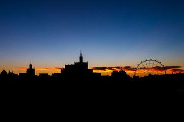 Naklejka premium Dawn in the city silhouette