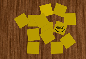 Notiz auf dem Tisch PAUSE