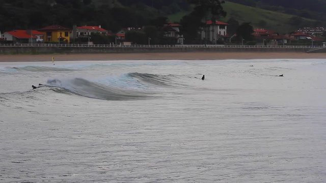 Alumnos de escuela de surf haciendo pr&aacute;cticas