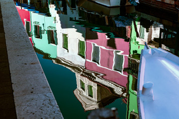 Fototapeta na wymiar casas reflejadas en el agua