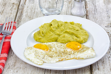 oeufs au plat et purée