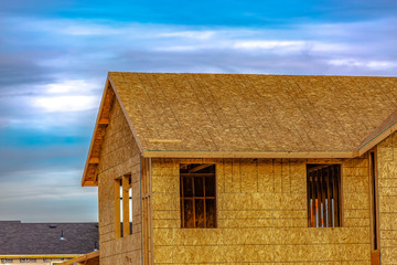 Obraz premium Unfinished home in Daybreak against cloudy sky
