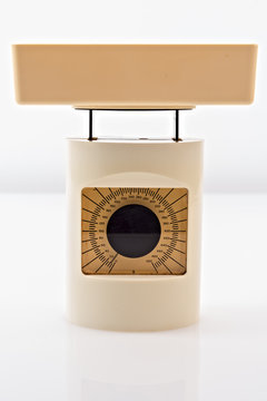 bilancia beige vintage da cucina su piano di marmo