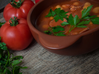 zupa fasolowa z kiełbasą i pomidorami