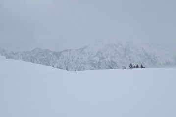 Blick vom schneebedeckten Fellhorn auf benachbarte Berge 