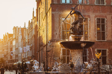 Polska, Gdańsk, słynna fontanna Neptuna o zachodzie słońca. Słynny cel podróży w Europie - obrazy, fototapety, plakaty