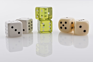 dadi da gioco su fondo bianco 2.jpg