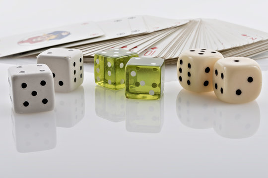 dadi da gioco su fondo bianco con carte 4.jpg