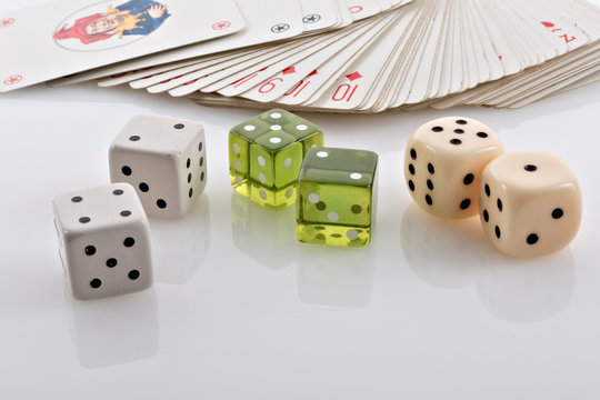 dadi da gioco su fondo bianco con carte 4.jpg