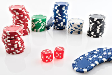 gettoni da gioco su fondo bianco