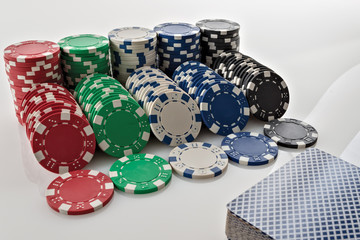 gettoni da gioco su fondo bianco