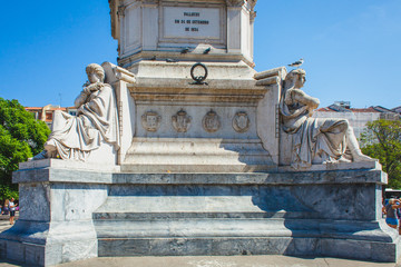 Obraz premium a monument on the square of Rossio in Lisbon