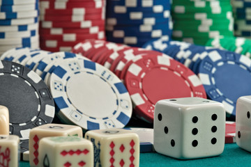 dadi e gettoni da gioco su tappeto verde