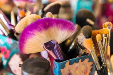 MULHER FAZENDO MAKEUP