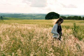 Fototapeta na wymiar young woman enjoying the landscape.