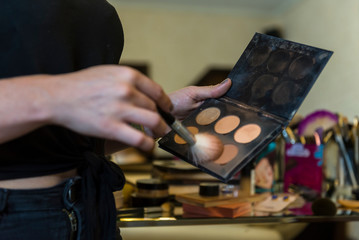 MULHER FAZENDO MAKEUP