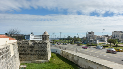 Fototapeta na wymiar Panorámica de La Habana, Cuba con crucero al fondo