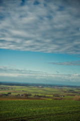 Fototapeta na wymiar Herbstliche Felder und Schäfchenwolken in Oberfranken