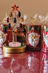 candele natalizie babbo natale gruppo verticale primo piano.