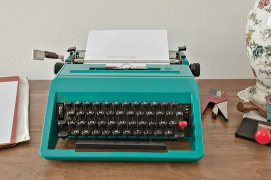 macchina da scrivere Olivetti Studio 45 appoggiato su tavolo d'epoca