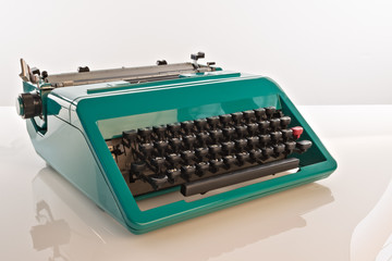 macchina da scrivere Olivetti Studio 45 fondo bianco