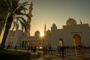 Fototapeta premium Wielki Meczet Szejka Zayeda, minaret największego meczetu w Zjednoczonych Emiratach Arabskich i ósmy co do wielkości meczet na świecie. Abu Dhabi, Zjednoczone Emiraty Arabskie