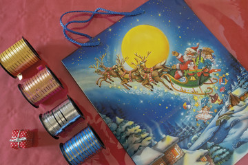 nastri decorativi di Natale e sacchetto con slitta Babbo Natale