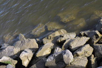 rencontre entre la roche et l'eau