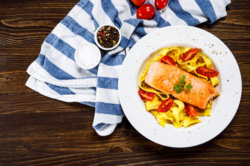 Pasta with grilled salmon and vegetables