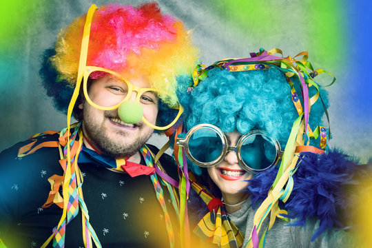 Spaß beim Fasching - Karneval Paar hat freude mit Perücke