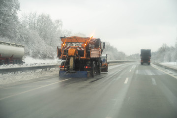 Winterdienst mit Schneeräumfahrzeug im Einsatz