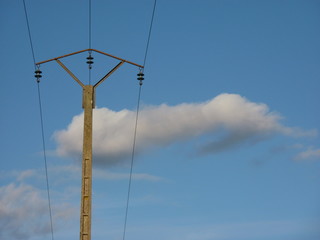 Poteau électrique moyenne tension