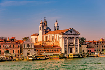 Naklejka premium Warm reddish sunset over amazing Venetian Grand Channel, Venice, Italy, summer time